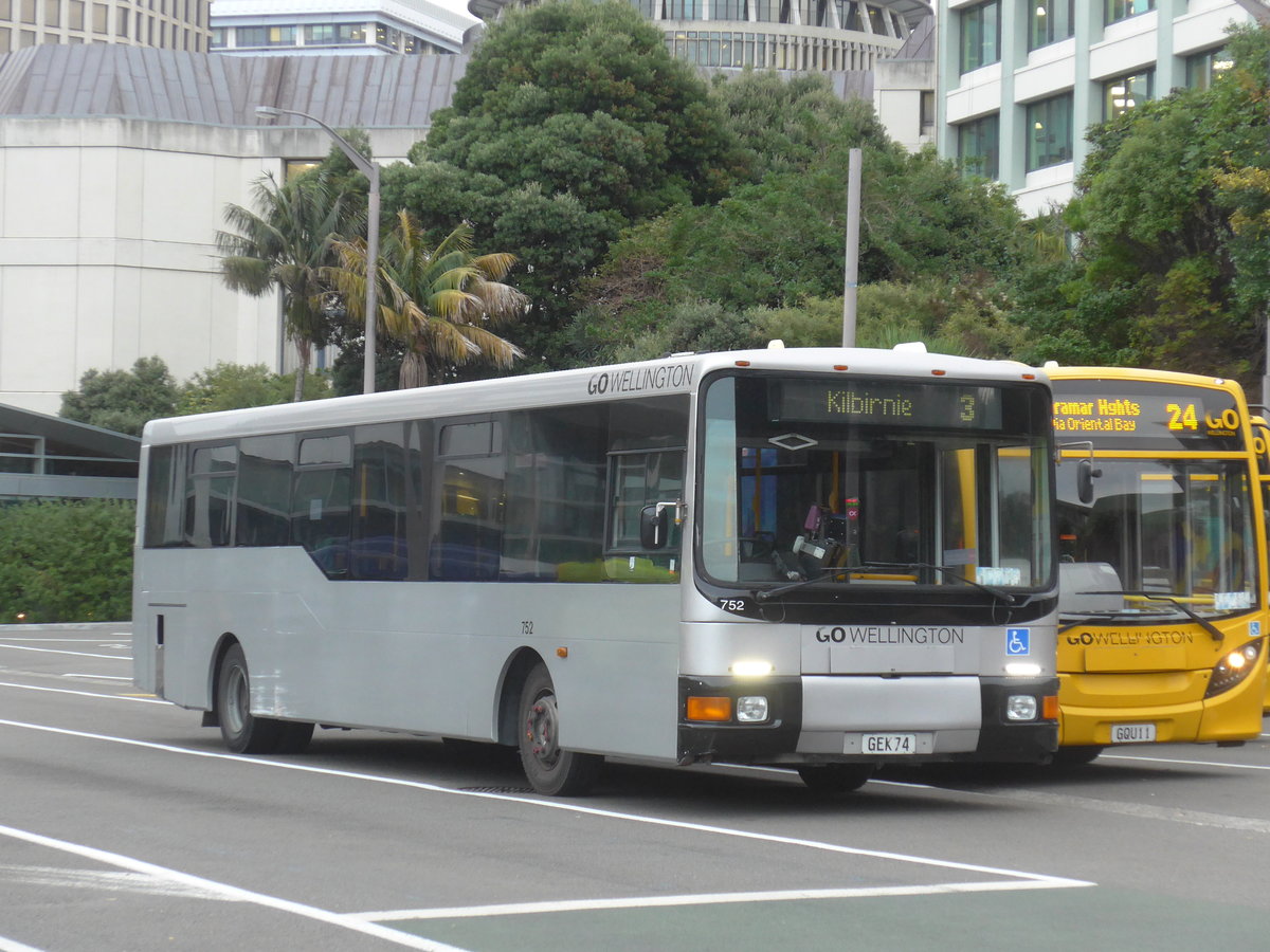 (191'815) - GO Wellington - Nr. 752/GEK74 - MAN/Designline am 27. April 2018 beim Bahnhof Wellington