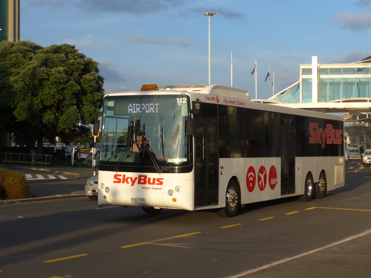 (192'212) - SkyBus, Auckland - Nr. 112/FQL155 - Scania/KiwiBus am 1. Mai 2018 in Auckland, Airport
