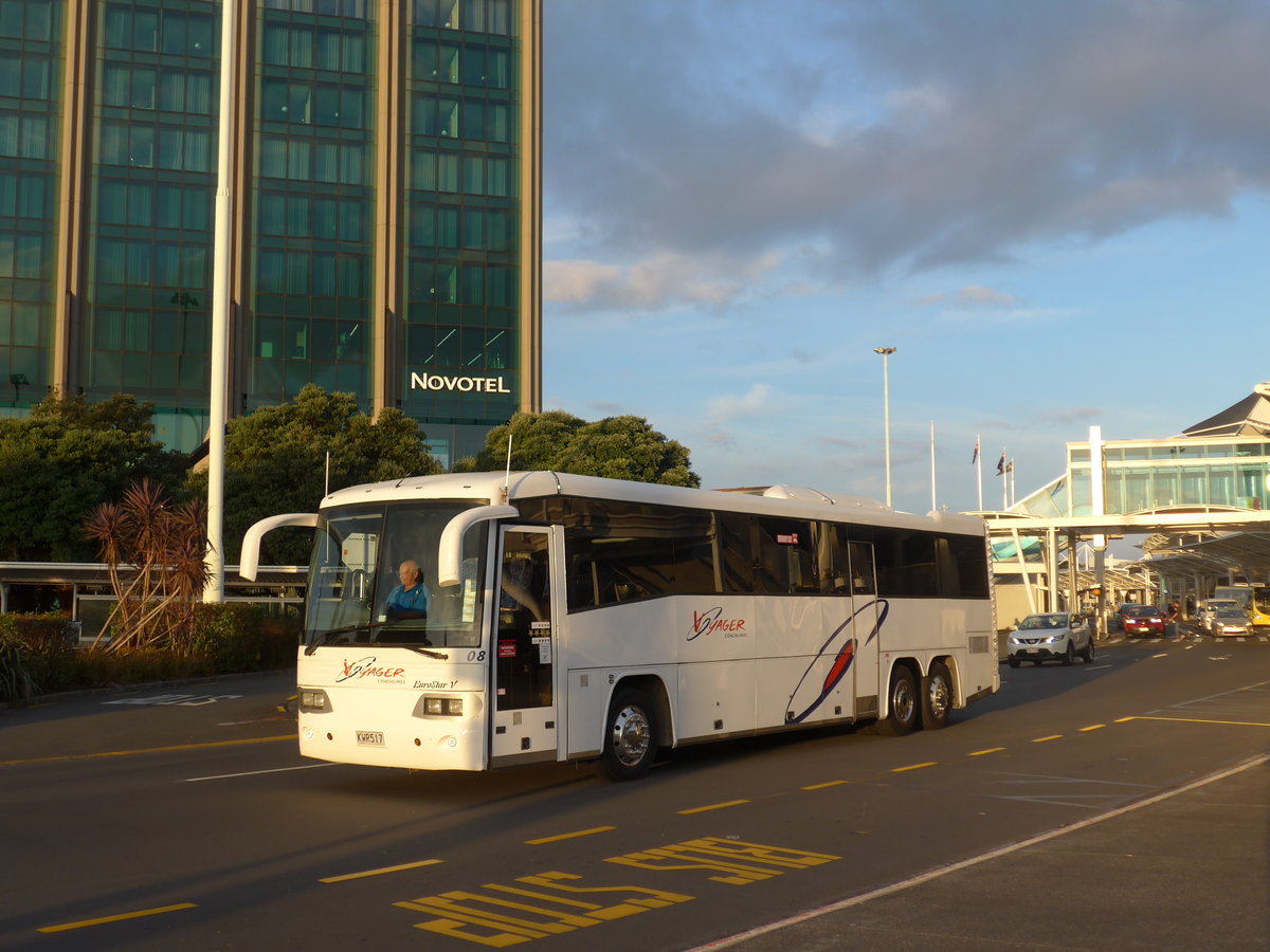 (192'216) - Voyager Coachlines, Pakuranga - Nr. 8/KWR517 - Neocar am 1. Mai 2018 in Auckland, Airport