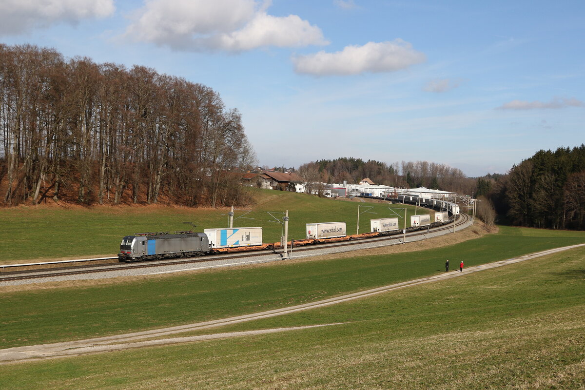 193 119 war mit einem  EKOL-KLV  am 18. Februar 2024 bei Axdorf in Richtung Mnchen unterwegs.