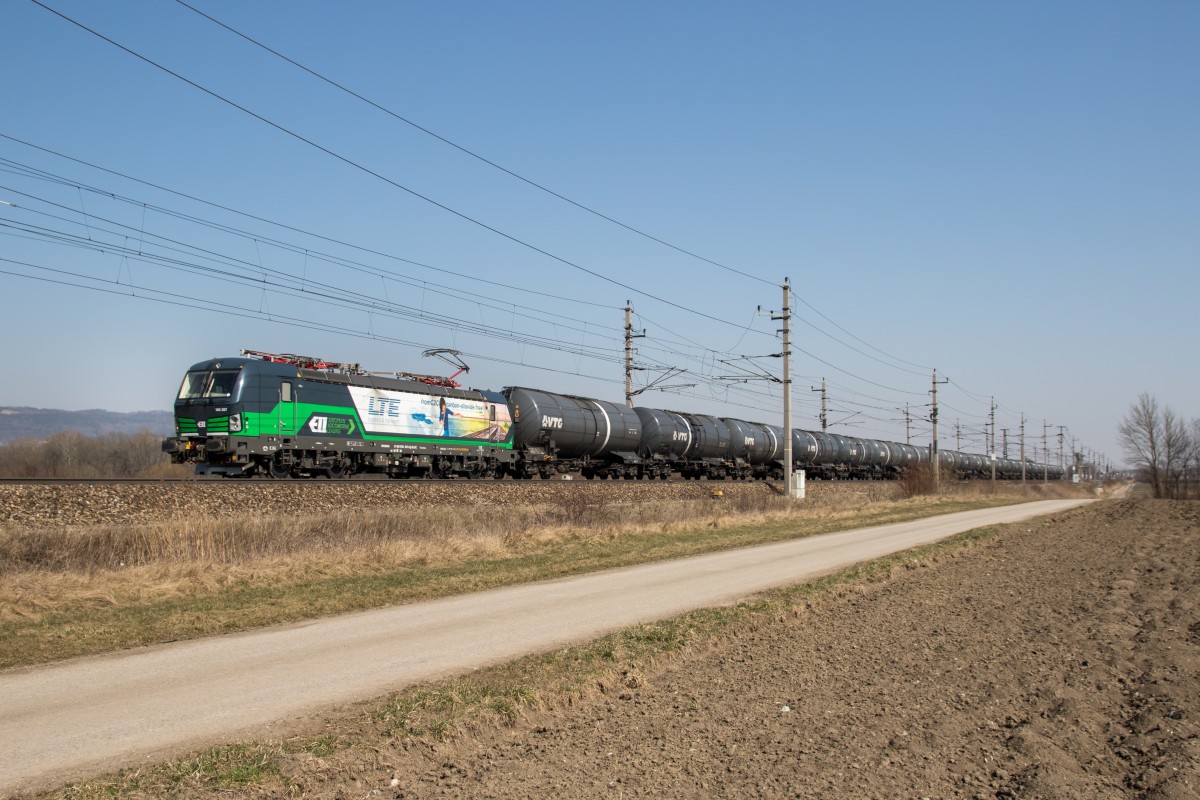 193 207 mit einem Kesselwagenzug am 18. Mrz 2015 bei Grosierning.