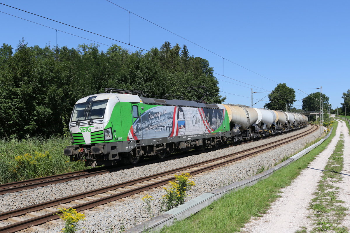 193 219  Stille Nacht  mit einem Kesselwagenzug am 18. August 2019 bei Grabensttt.