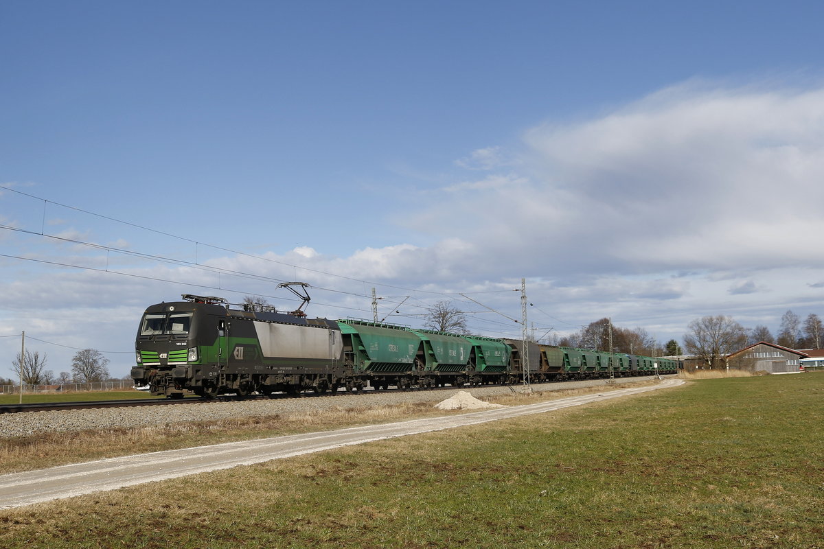 193 242 mit einem  Getreidezug  aus Salzburg kommend am 5. Mrz 20167 bei bersee am Chiemsee.