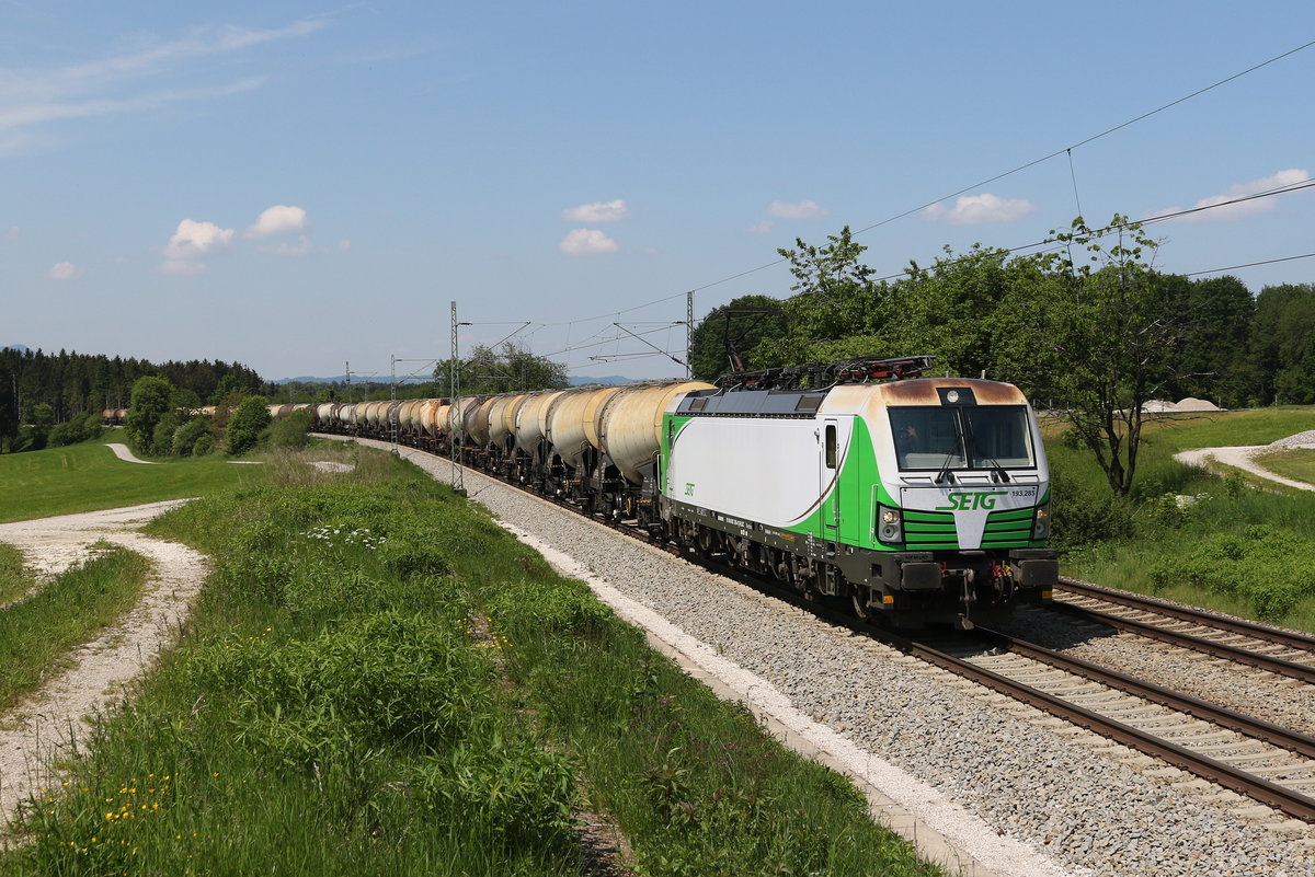 193 285 war am 19. Mai 2020 bei Grabensttt im Chiemgau, mit einem Kesselwagenzug in Richtung Freilassing unterwegs.