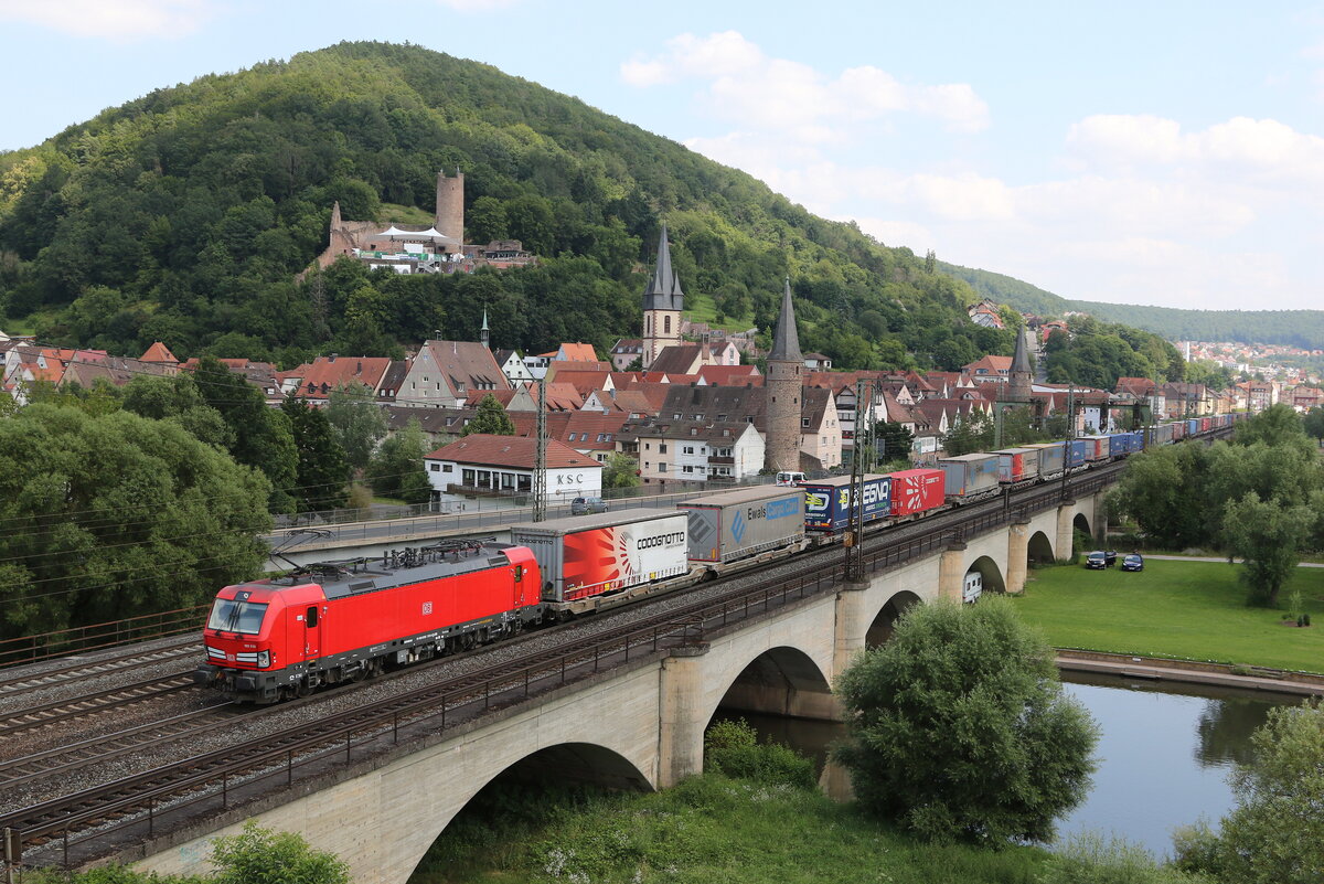 193 313 mit einem  KLV  am 23. Juli 2021 bei Gemnden im Maintal.