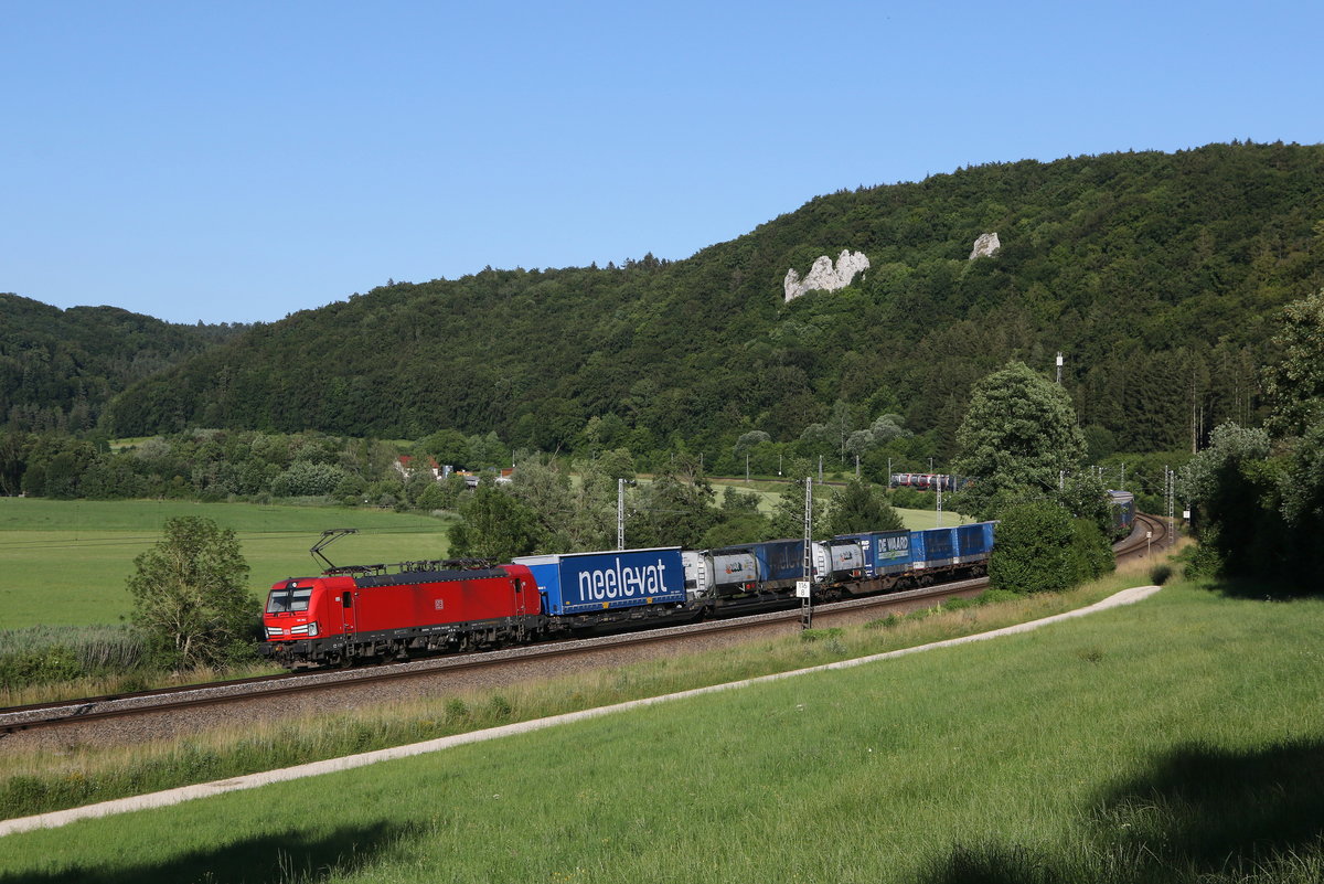 193 352 mit einem  KLV  am 30. Juni 2020 bei Dollnstein im Altmhltal.
