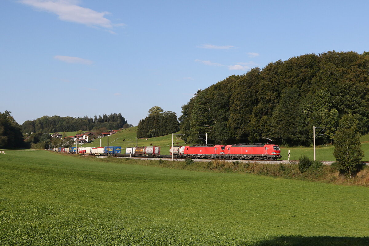 193 355 und 193 352 mit einem  KLV  aus Mnchen kommend am 19. September 2024 bei Axdorf.