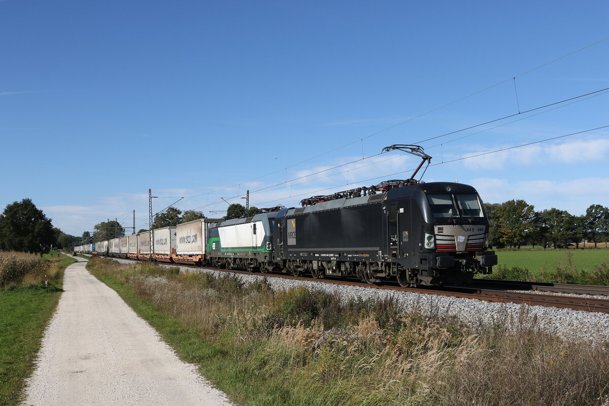 193 646 und 193 244 waren mit dem  EKOL  am 15. Oktober 2021 bei bersee am Chiemsee in Richtung Salzburg unterwegs.