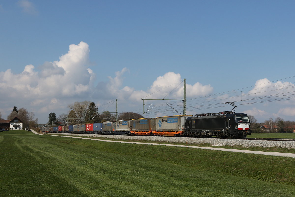 193 656 mit einem  KLV  aus Mnchen kommend am 16. April 2021 bei bersee am Chiemsee.