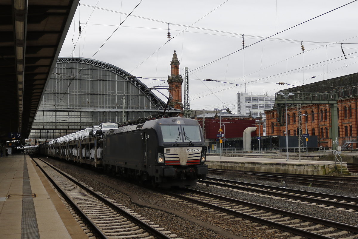 193 658 war am 27. Mrz 2019 mit einem Autozug in Richtung Bremerhaven unterwegs. Aufgenommen im Bremer Hauptbahnhof.