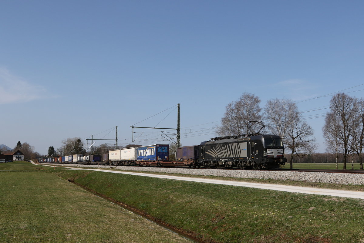193 662 mit einem  JKLV  aus Mnchen kommend am 1. April 2021 bei bersee am Chiemsee.