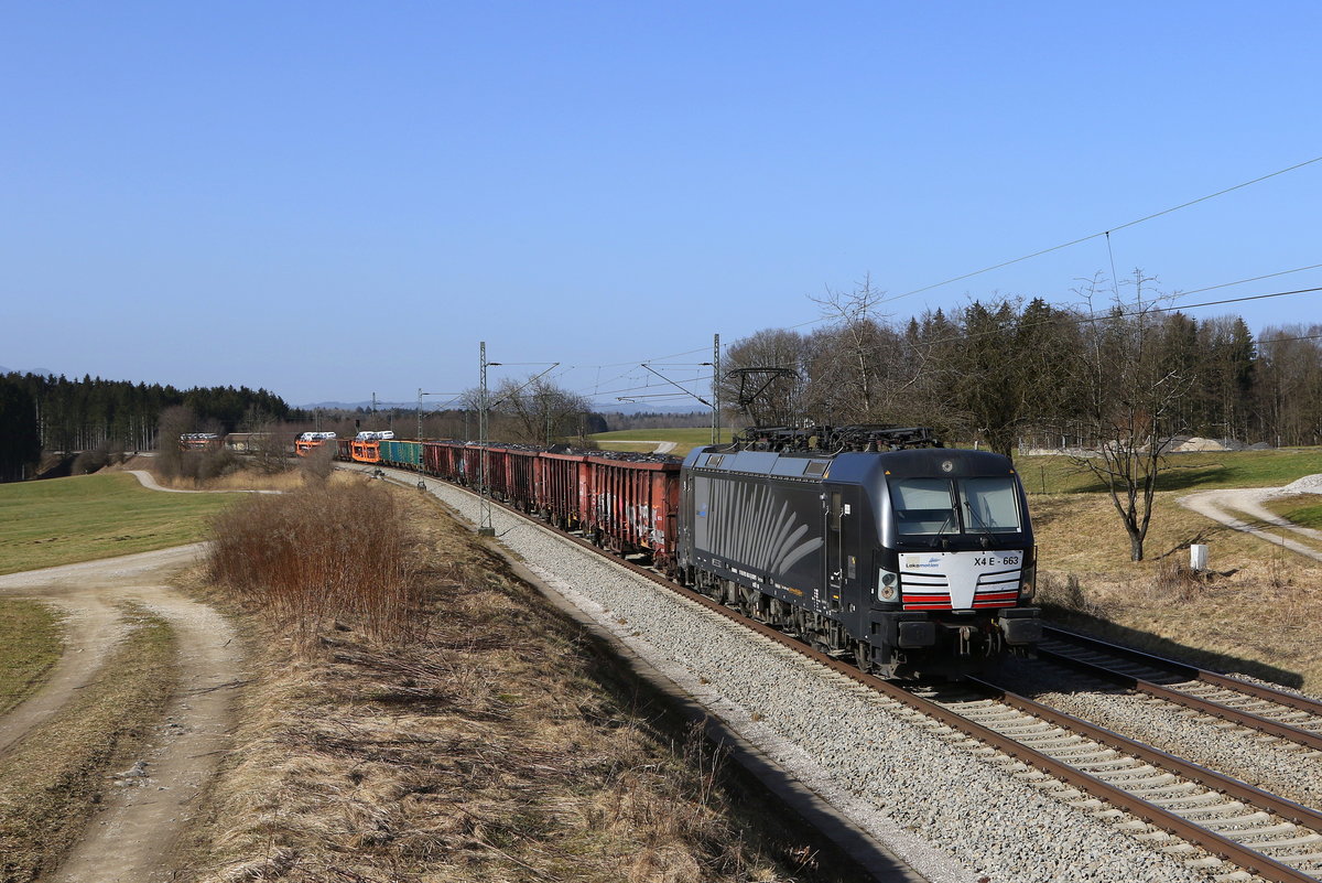 193 663 war mit einem  Mischer  am 25. Februar 2021 bei Grabensttt im Chiemgau in Richtung Salzburg unterwegs.
