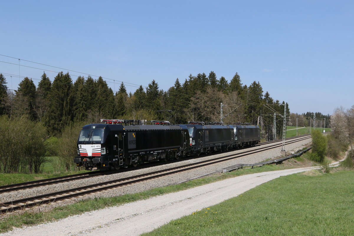 193 673, 193 719 und 191 032 waren am 28. April 2021 bei Grabensttt im Chiemgau in Richtung Mnchen unterwegs.