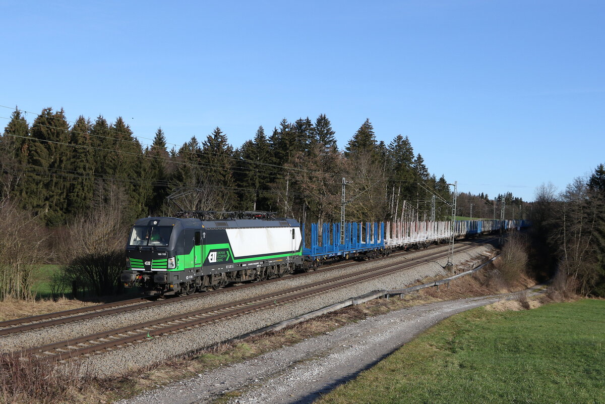 193 722 von  ELL  war mit einem  SETG-Holzzug  am 30. Dezember 2022 bei Grabensttt in Richtung Mnchen unterwegs.