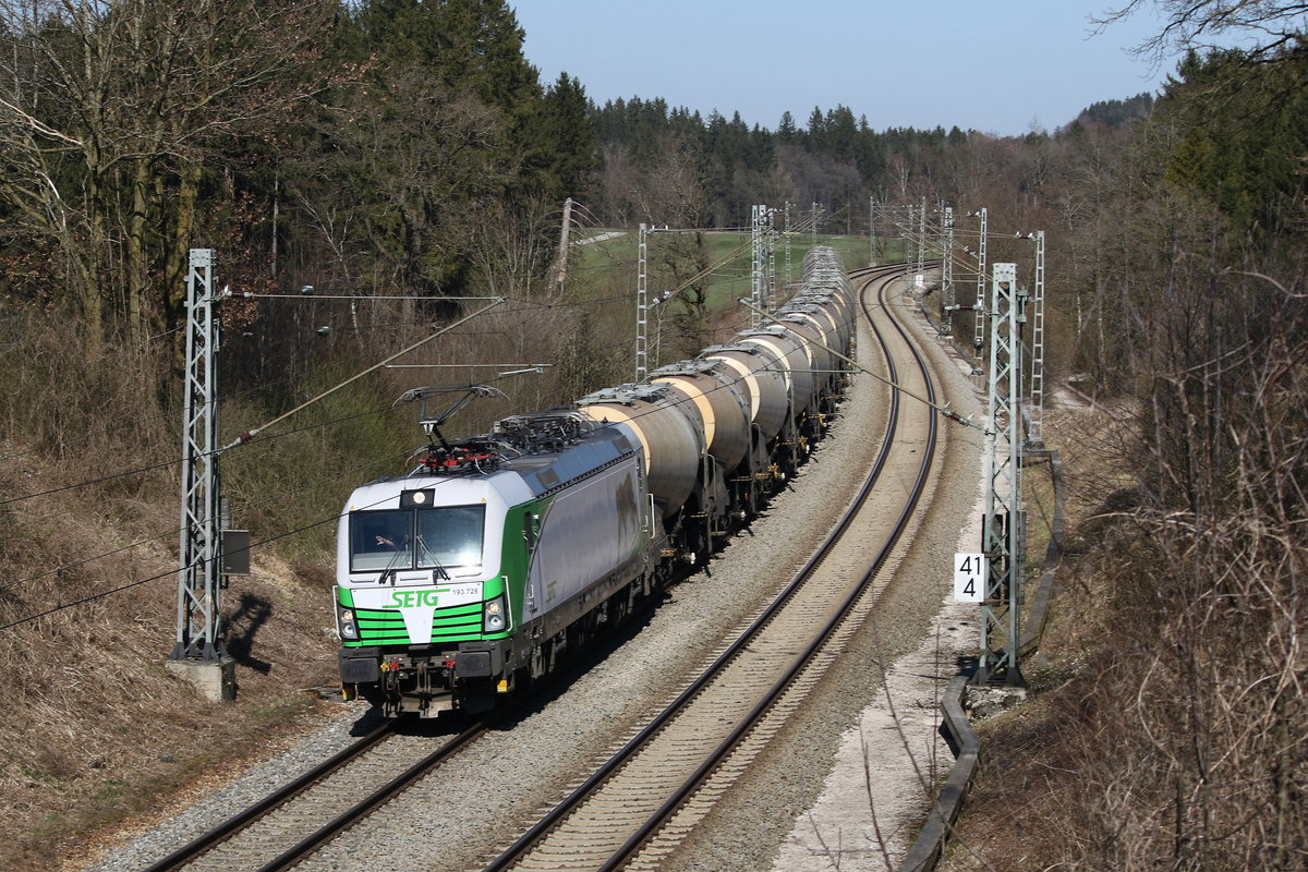 193 728 von  SETG  mit einem Kesselwagenzug aus Salzburg kommend am 5. April 2020 bei Grabensttt.