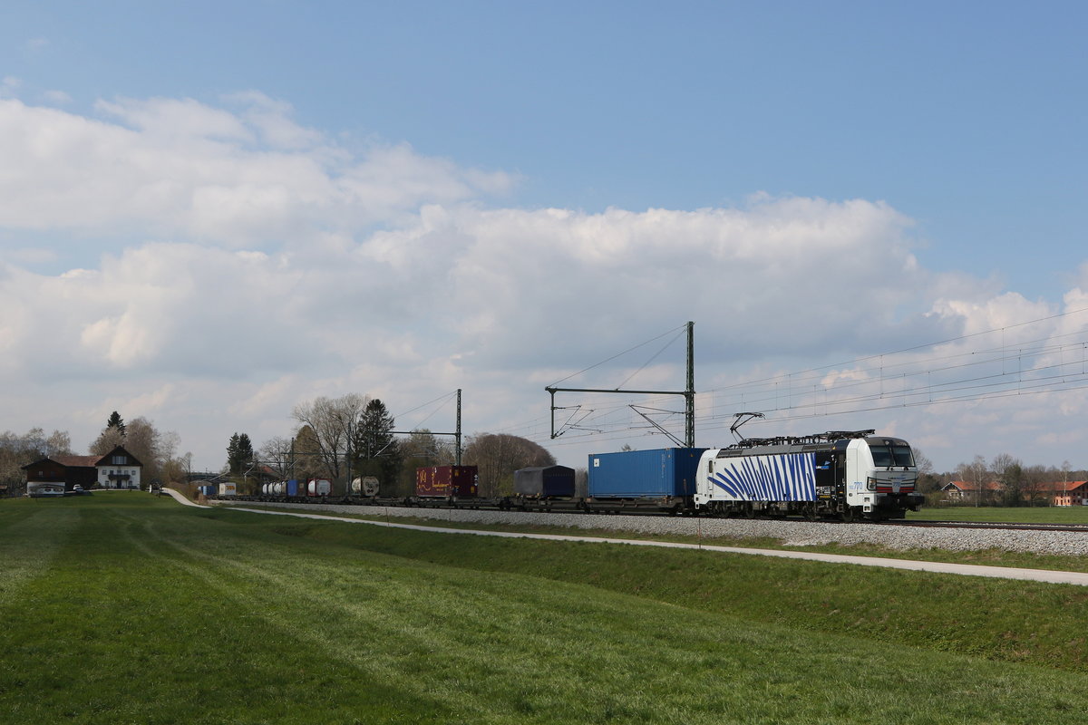 193 770 mit einem schwach beladenem  KLV  aus Mnchen kommend am 16. April 2021 bei bersee.