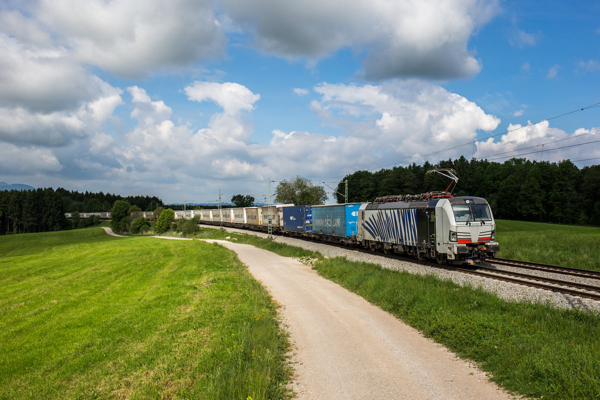 193 772 war am 25. Mai 2017 mit dem  Ekol -Zug bei Htt in Richtung Salzburg unterwegs.