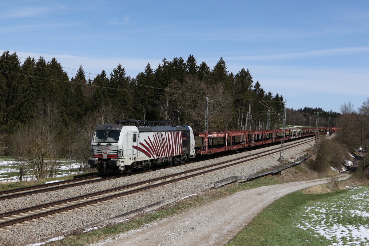 193 774 war mit einem leeren Autozug unterwegs in Richtung Mnchen. Aufgenommen am 9. April 2021 bei Grabensttt im Chiemgau.