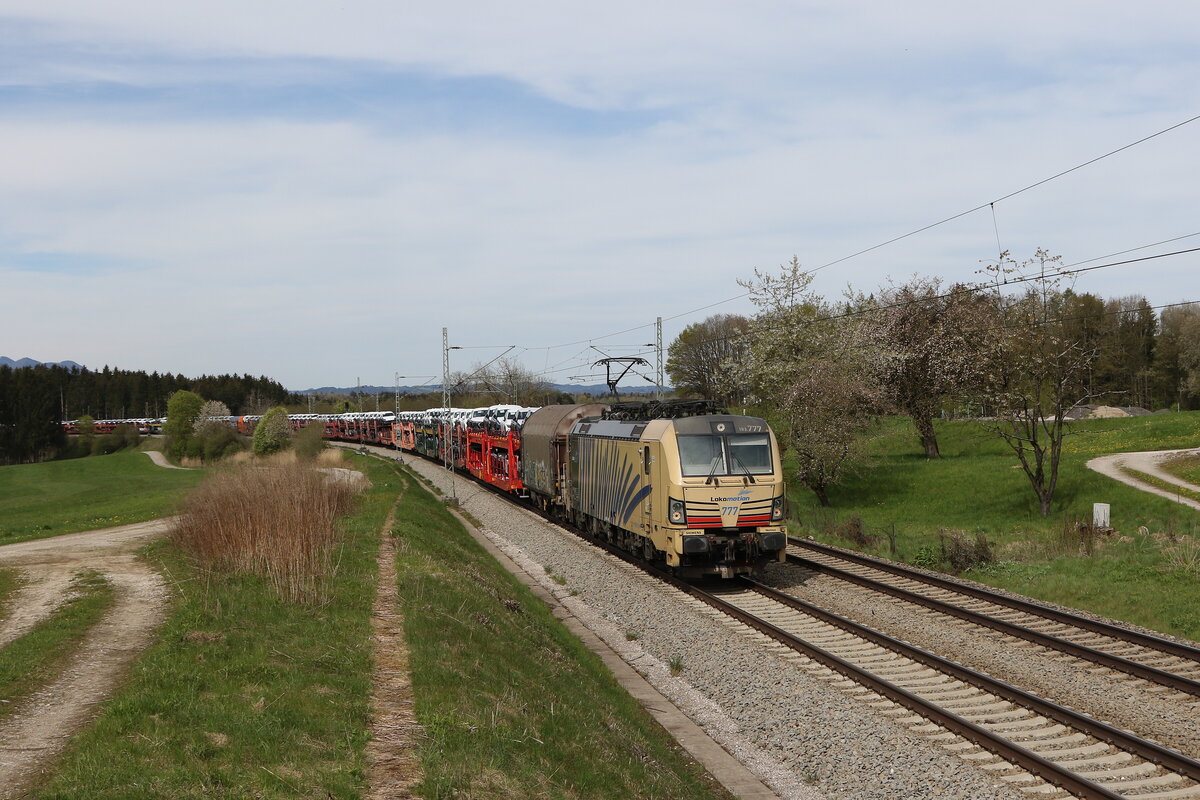 193 777 war am 4. Mai 2021 bei Grabensttt mit einem Autozug in Richtung Freilassing unterwegs.