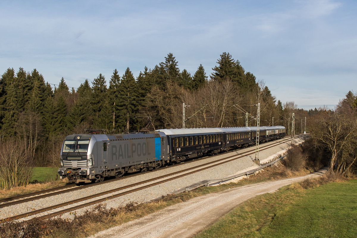 193 801-8 mit dem  Classic Courier Express  auf der Rckfahrt von Salzburg. Aufgenommen am 30. November 2016 bei Grabensttt.