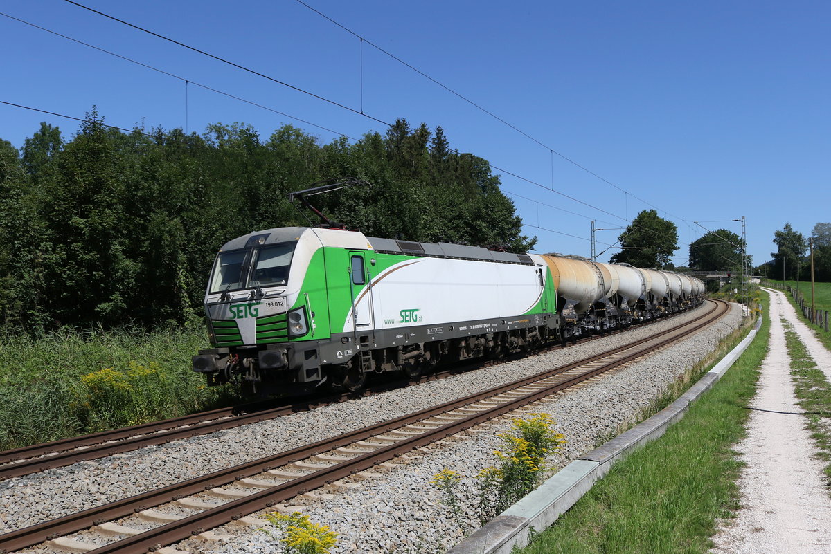193 812 von  SETG  mit einem Kesselwagenzug am 18. August 2019 bei Grabensttt.