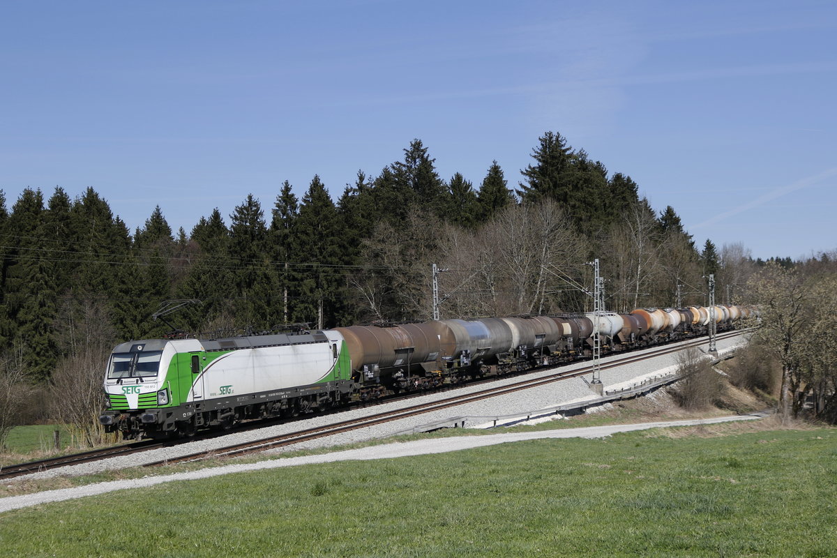 193 812 war am 26. Mrz 2017 mit einem Kesselwagenzug bei Grabensttt in Richtung Mnchen unterwegs.