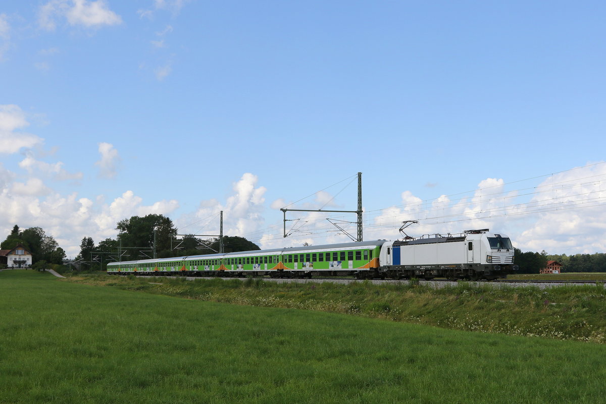193 813 mit dem  Alpen-Sylt-Express  auf dem Weg nach Salzburg am 12. Juli 2020 bei bersee am Chiemsee.