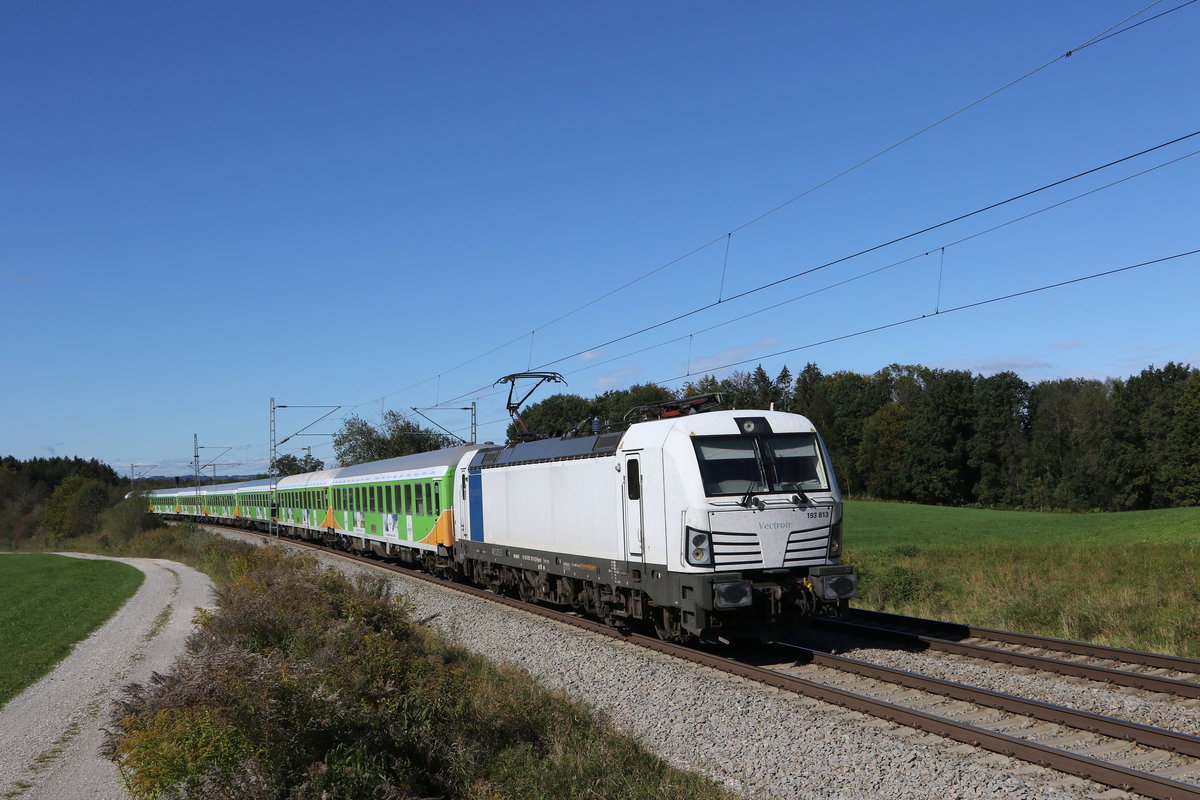 193 813 mit dem  Alpen-Sylt-Nachtexpress  auf dem Weg nach Salzburg am 4. Oktober 2020 bei Grabensttt im Chiemgau.
