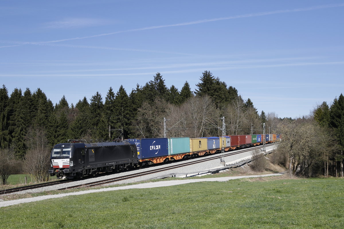 193 877 mit einem Containerzug aus Salzburg kommend. Aufgenommen am 26. Mrz 2017 bei Grabensttt.