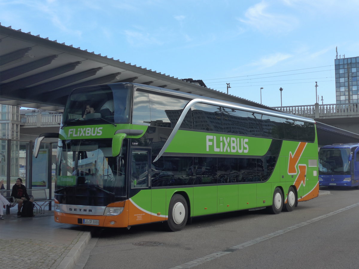 (194'114) - Stiefvater, Binzen - L-SF 8880 - Setra am 18. Juni 2018 beim Bahnhof Freiburg