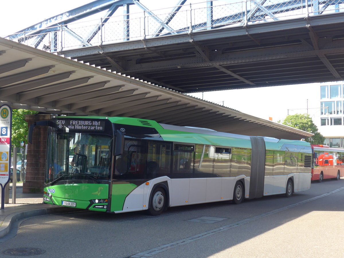 (194'136) - Weiss, Rottenburg - T-W 329 - Solaris am 18. Juni 2018 beim Bahnhof Freiburg