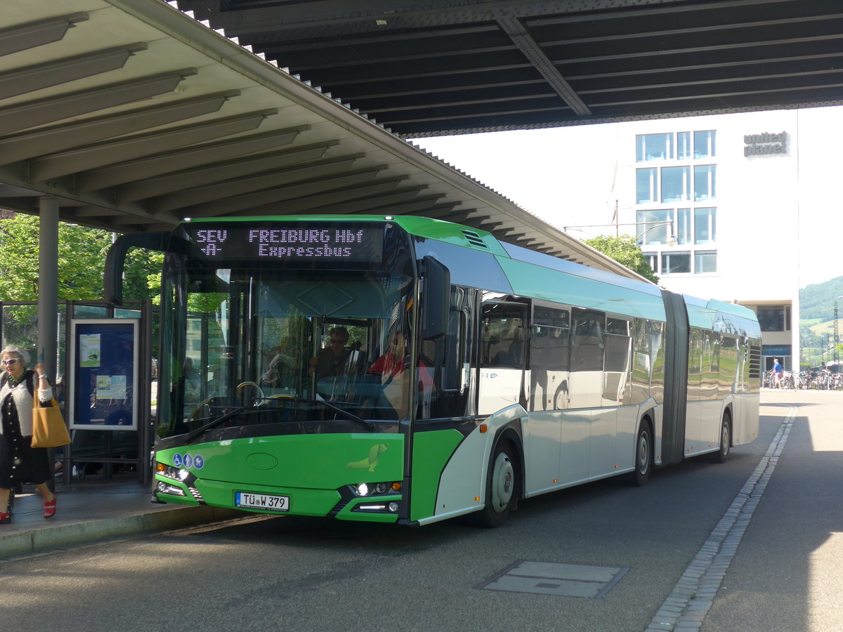 (194'145) - Weiss, Rottenburg - T-W 379 - Solaris am 18. Juni 2018 beim Bahnhof Freiburg