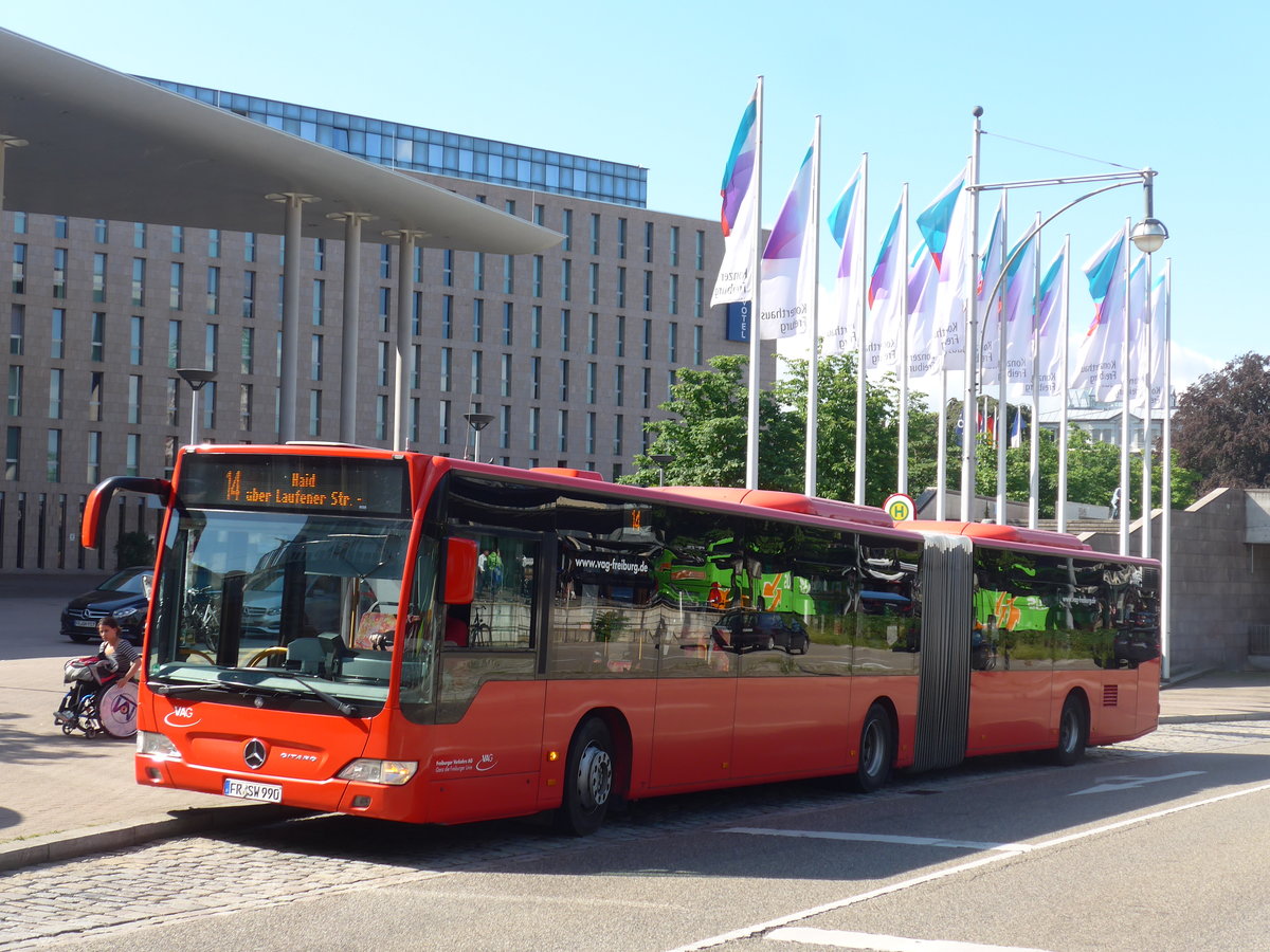 (194'150) - VAG Freiburg - Nr. 990/FR-SW 990 - Mercedes am 18. Juni 2018 beim Bahnhof Freiburg