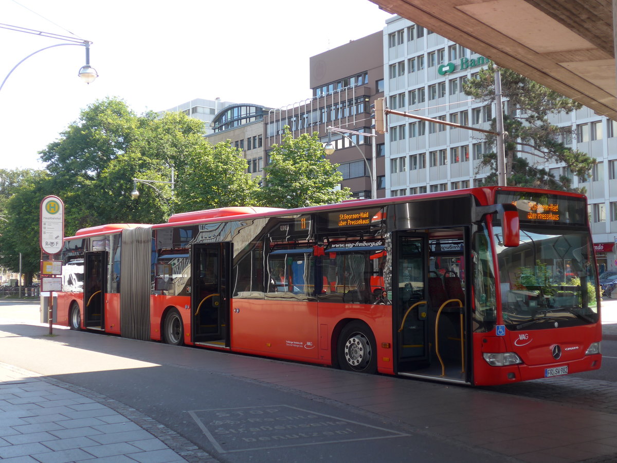 (194'181) - VAG Freiburg - Nr. 892/FR-SW 982 - Mercedes am 18. Januar 2018 beim Bahnhof Freiburg