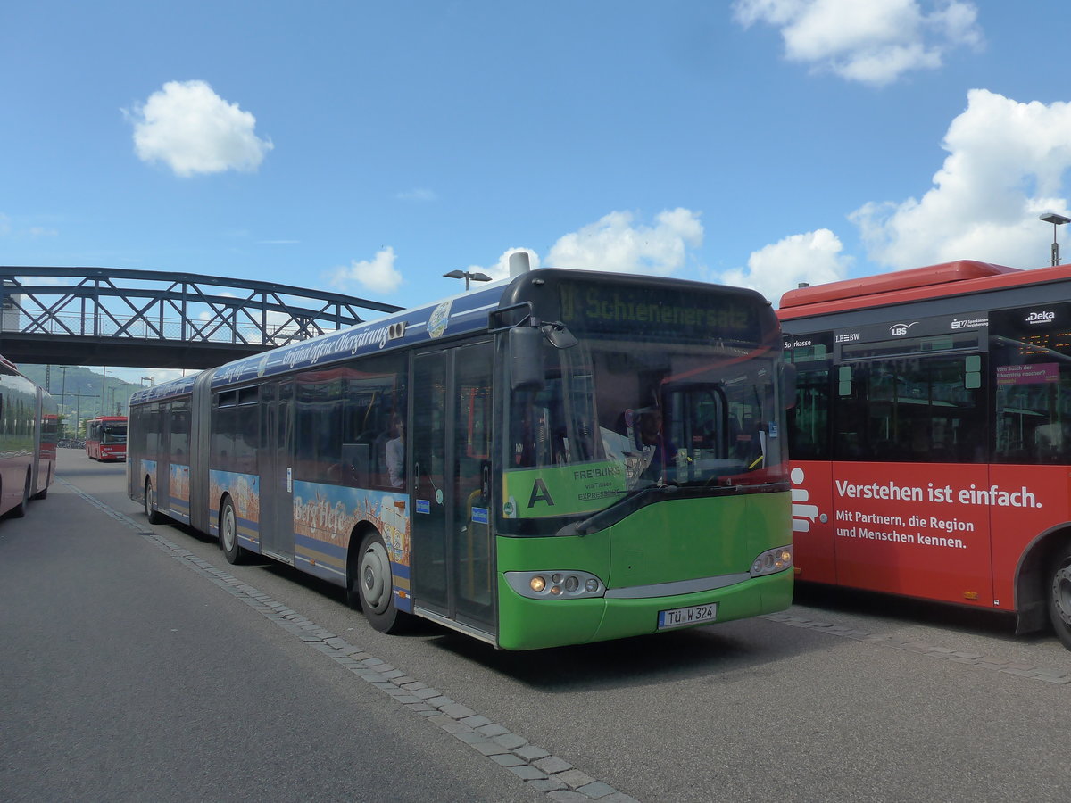 (194'187) - Weiss, Rottenburg - T-W 324 - Solaris am 18. Juni 2018 beim Bahnhof Freiburg