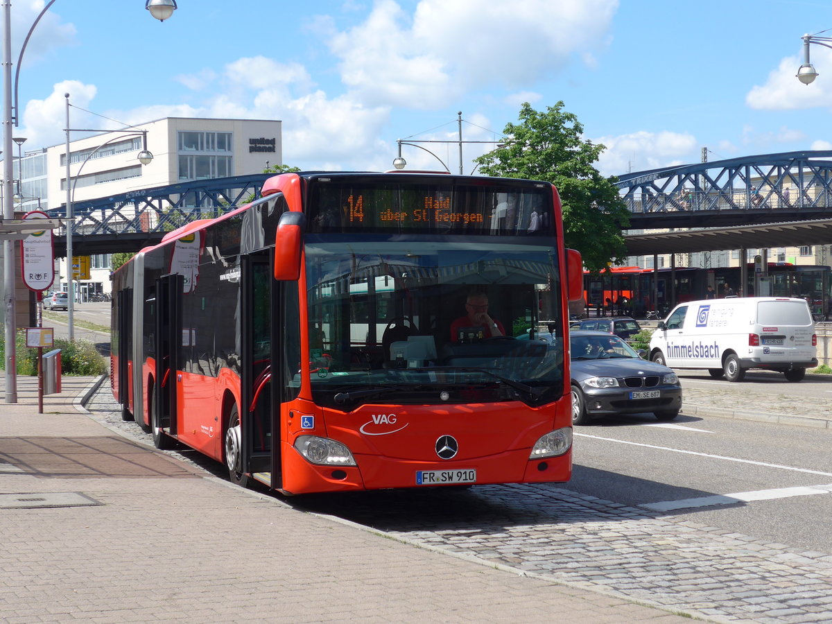 (194'222) - VAG Freiburg - Nr. 910/FR-SW 910 - Mercedes am 18. Juni 2018 beim Bahnhof Freiburg