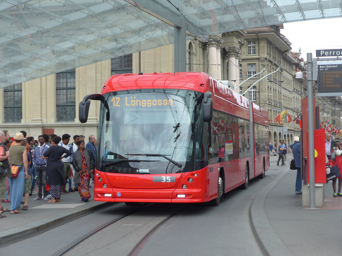 (194'373) - Bernmobil, Bern - Nr. 35 - Hess/Hess Gelenktrolleybus am 24. Juni 2018 beim Bahnhof Bern