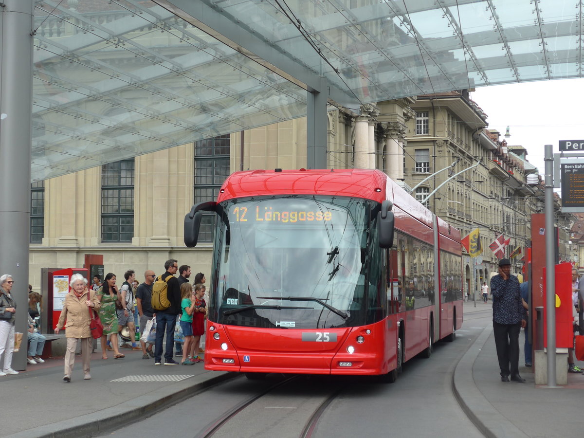 (194'377) - Bernmobil, Bern - Nr. 25 - Hess/Hess Gelenktrolleybus am 24. Juni 2018 beim Bahnhof Bern