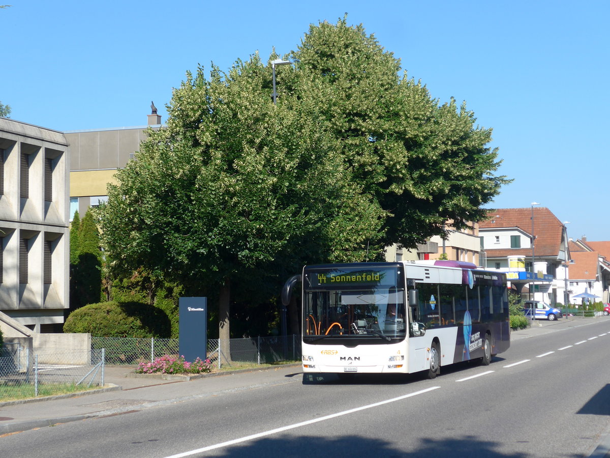 (194'457) - RBS Worblaufen - Nr. 4/BE 666'004 - MAN am 1. Juli 2018 beim Bahnhof Gmligen