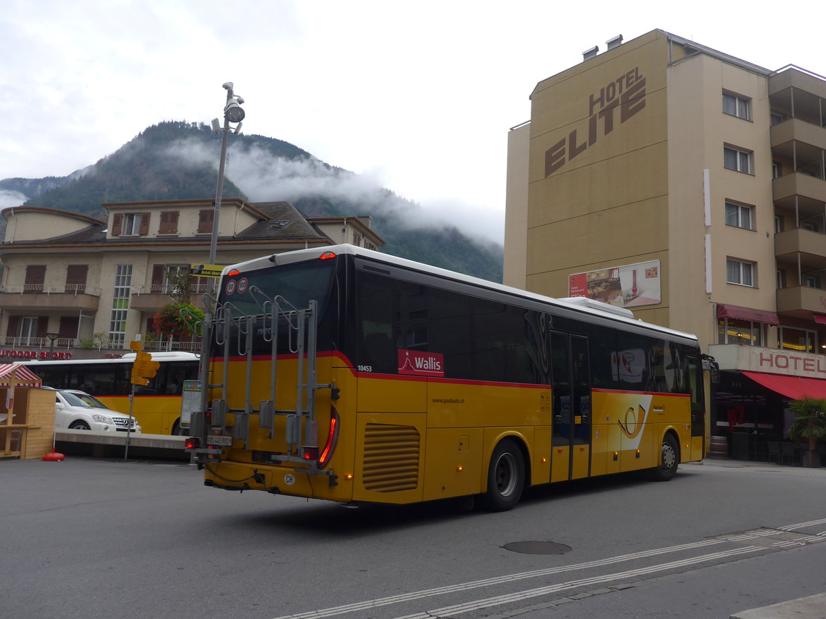 (194'905) - PostAuto Wallis - VS 445'902 - Iveco am 21. Juli 2018 beim Bahnhof Visp