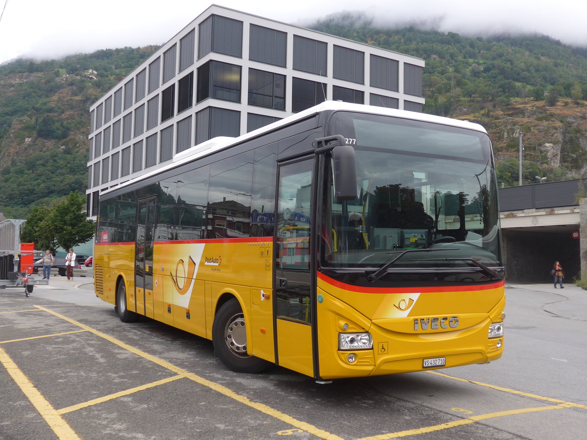 (194'930) - PostAuto Wallis - VS 432'710 - Iveco am 21. Juli 2018 beim Bahnhof Brig