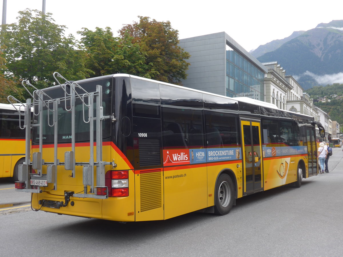 (194'939) - PostAuto Wallis - VS 468'401 - MAN am 21. Juli 2018 beim Bahnhof Brig