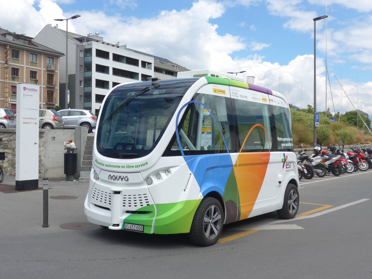 (195'036) - PostAuto Wallis - VS 451'600 - Navya am 22. Juli 2018 beim Bahnhof Sion