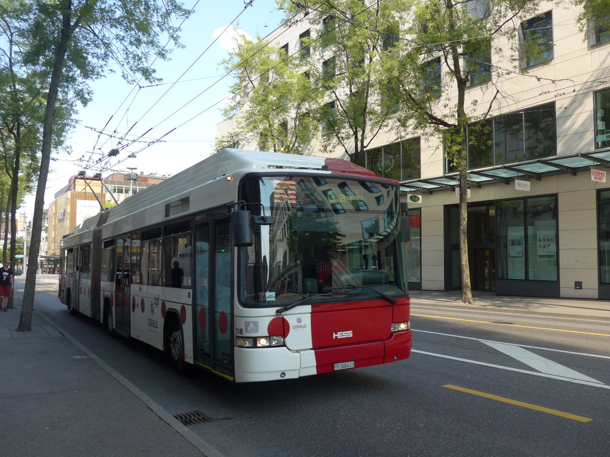 (195'629) - TPF Fribourg - Nr. 518/FR 300'433 - MAN/Hess Gelenkduobus am 5. August 2018 beim Bahnhof Fribourg