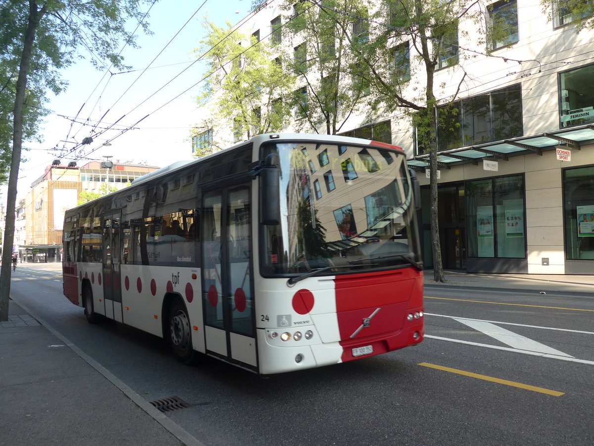 (195'664) - TPF Fribourg - Nr. 24/FR 300'350 - Volvo am 5. August 2018 beim Bahnhof Fribourg