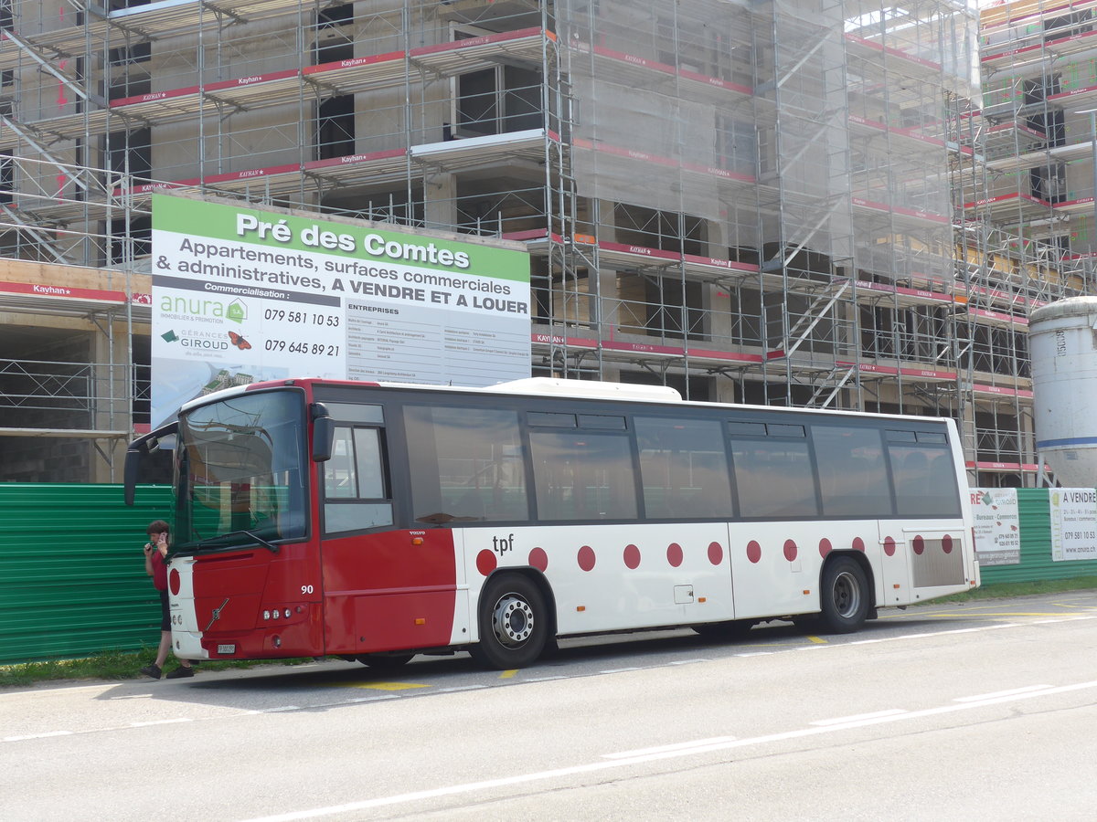 (195'686) - TPF Fribourg - Nr. 90/FR 300'291 - Volvo am 6. August 2018 beim Bahnhof Romont