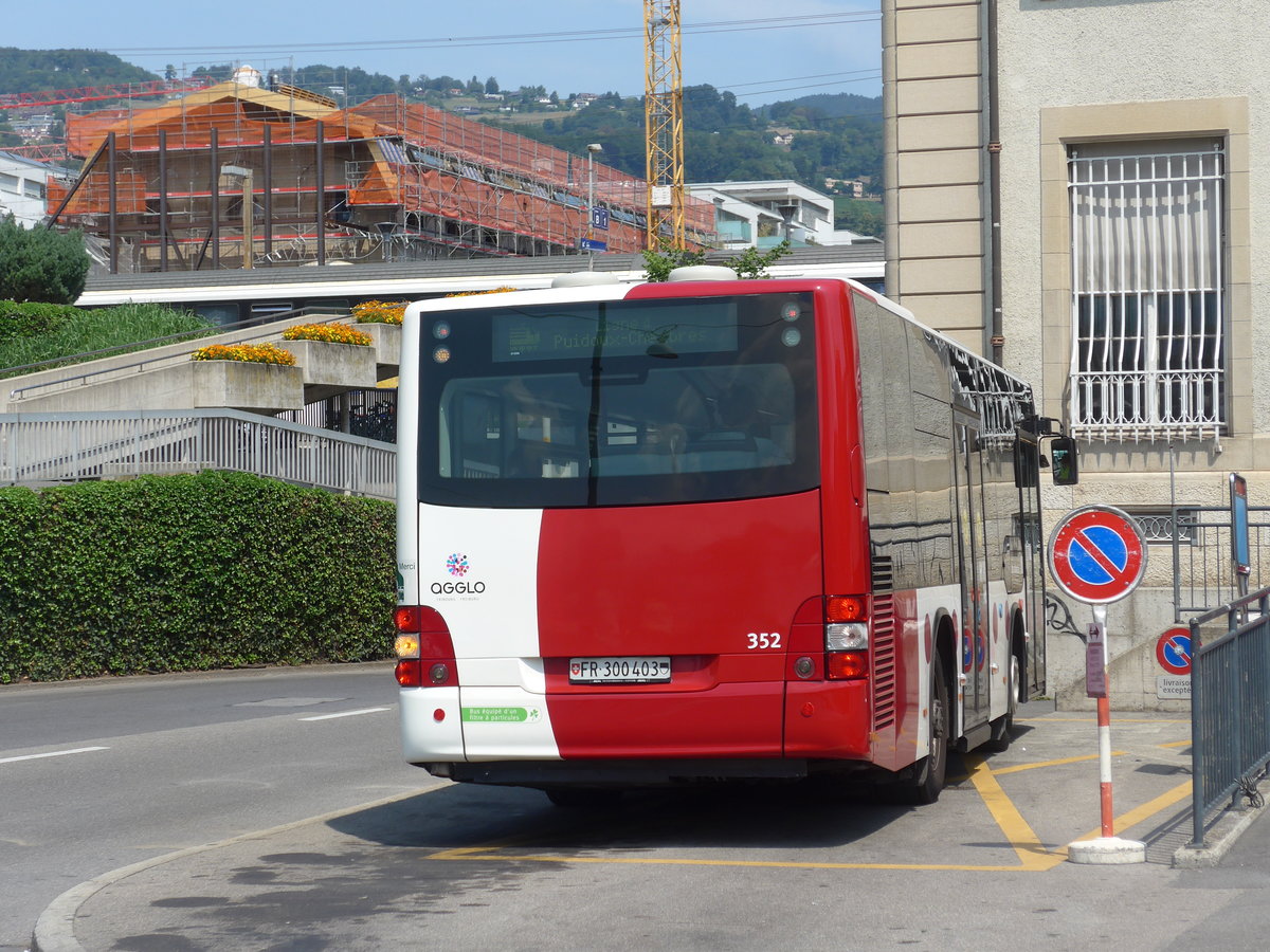 (195'688) - TPF Fribourg - Nr. 352/FR 300'403 - MAN/Gppel am 6. August 2018 beim Bahnhof Vevey