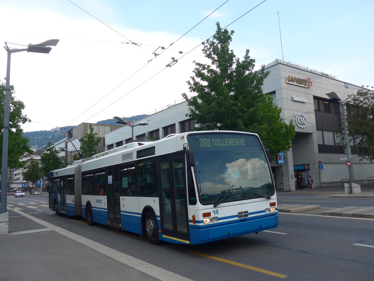 (195'709) - VMCV Clarens - Nr. 14 - Van Hool Gelenktrolleybus am 6. August 2018 beim Bahnhof Vevey