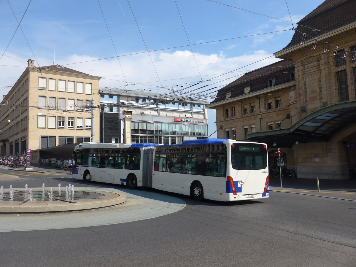 (195'780) - TL Lausanne - Nr. 572/VD 1483 - Van Hool am 6. August 2018 beim Bahnhof Lausanne