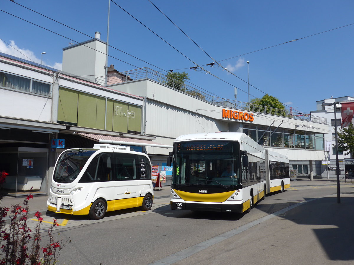 (196'114) - VBSH Schaffhausen - SH 49'090 - Navya + Nr. 105 - Hess/Hess Gelenktrolleybus am 20. August 2018 in Neuhausen, Zentrum